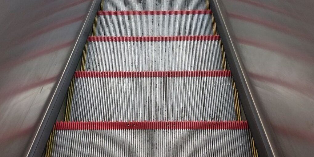 Куртка остановила эскалатор на станции метро «Гостиный двор»