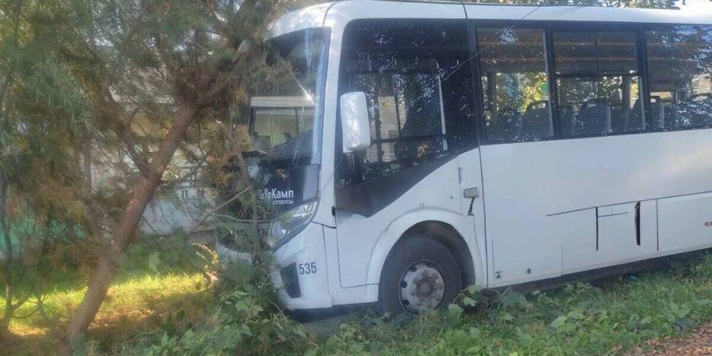 Incidente stradale vicino a Tatarskoe: autobus n. 127 "Kostroma-Tat'janino" coinvolto in un sinistro