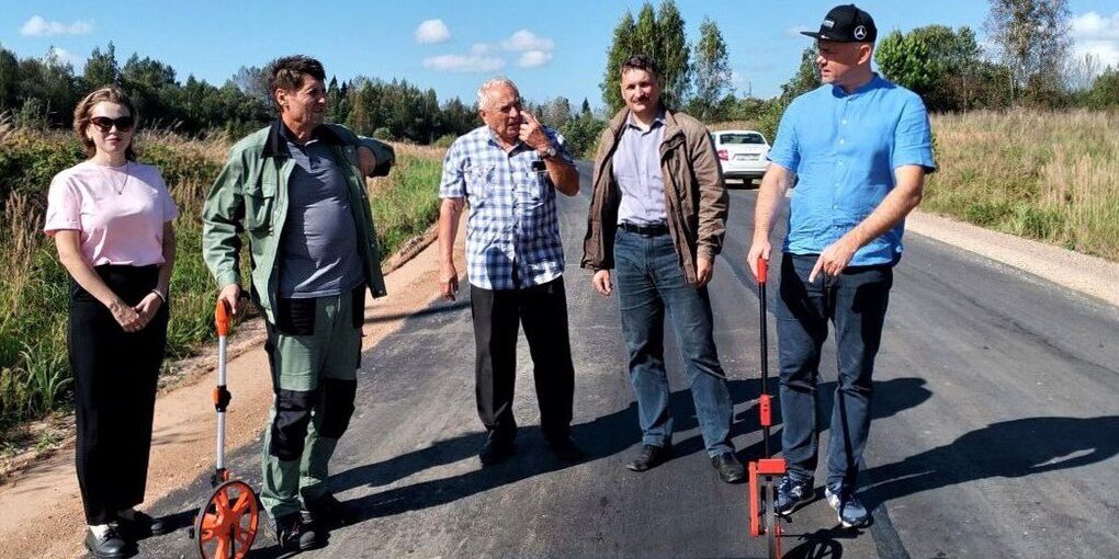 Completati i lavori di manutenzione stradale sulla Pliukhovo - Kudriantsevo migliorando la sicurezza e la qualità della viabilità nel distretto di Kuninskij