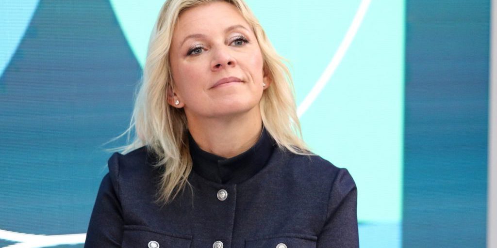 Захарова прокомментировала кризис во Франции шуткой о «российском теневом флоте»