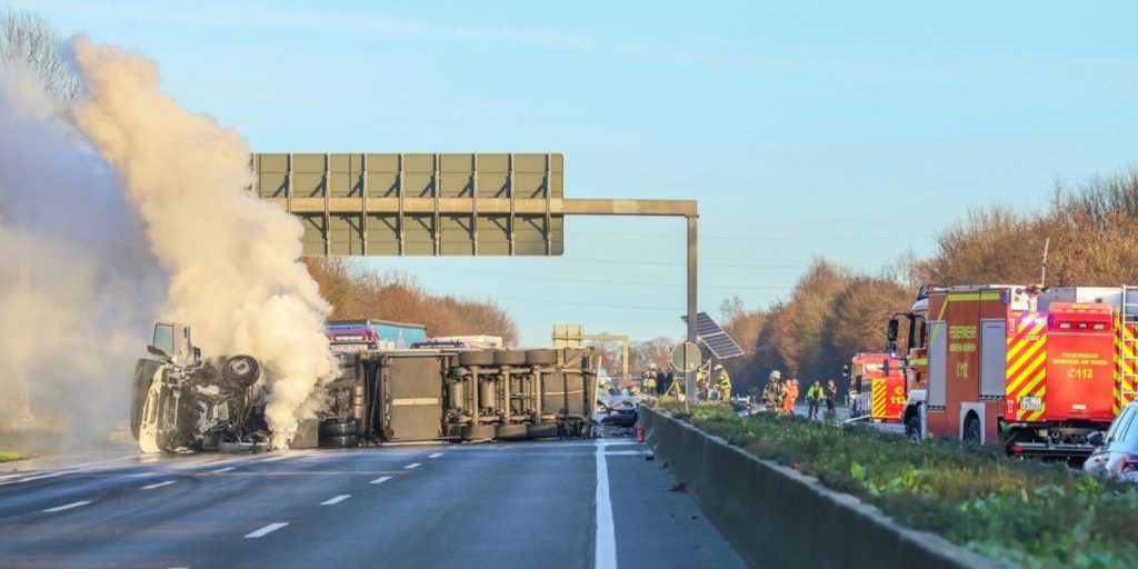 Camion elettrico in fiamme sulla A46 di NRW causa chiusura totale della strada