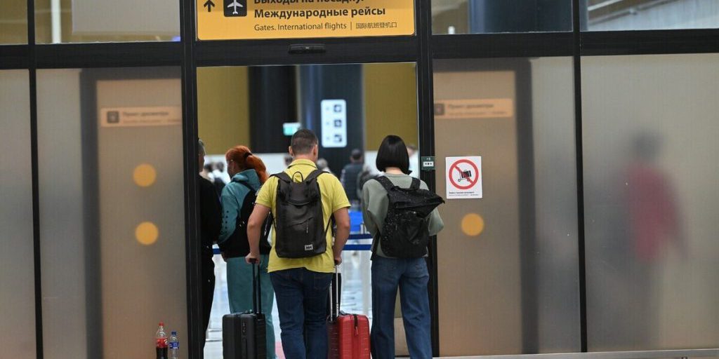 В МВД опровергли информацию об ограничении выезда россиян призывного возраста