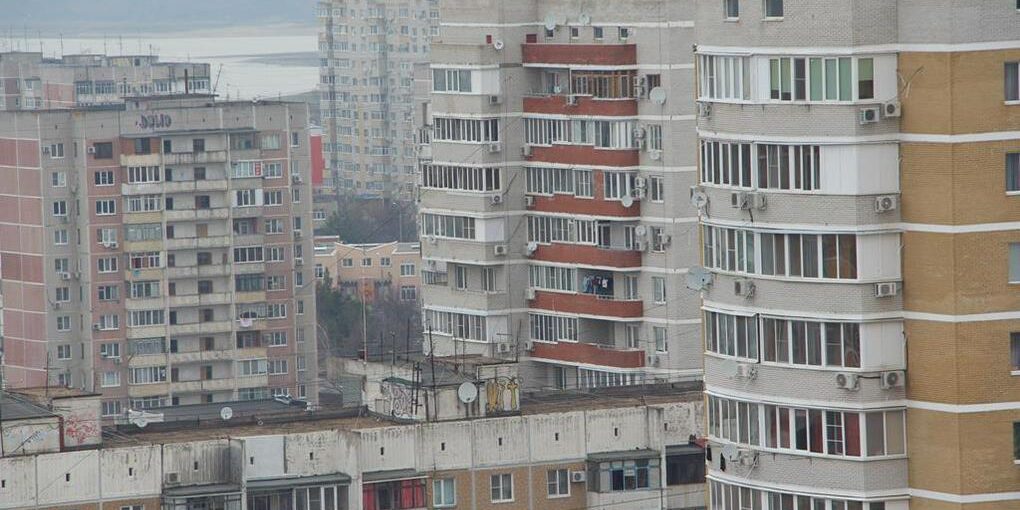 В Сочи девушка решила принять солнечные ванны на крыше многоэтажки