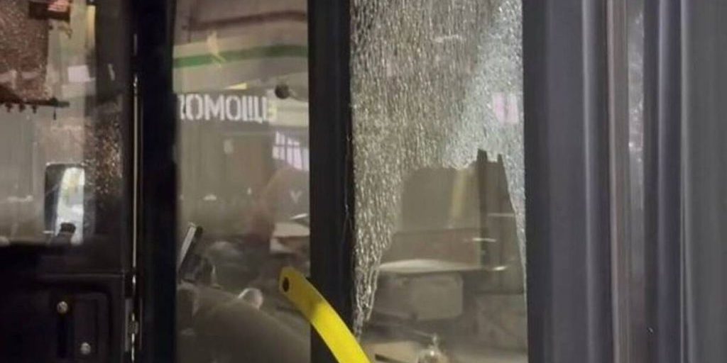 Неизвестные разбили окна пассажирского автобуса в Петрозаводске