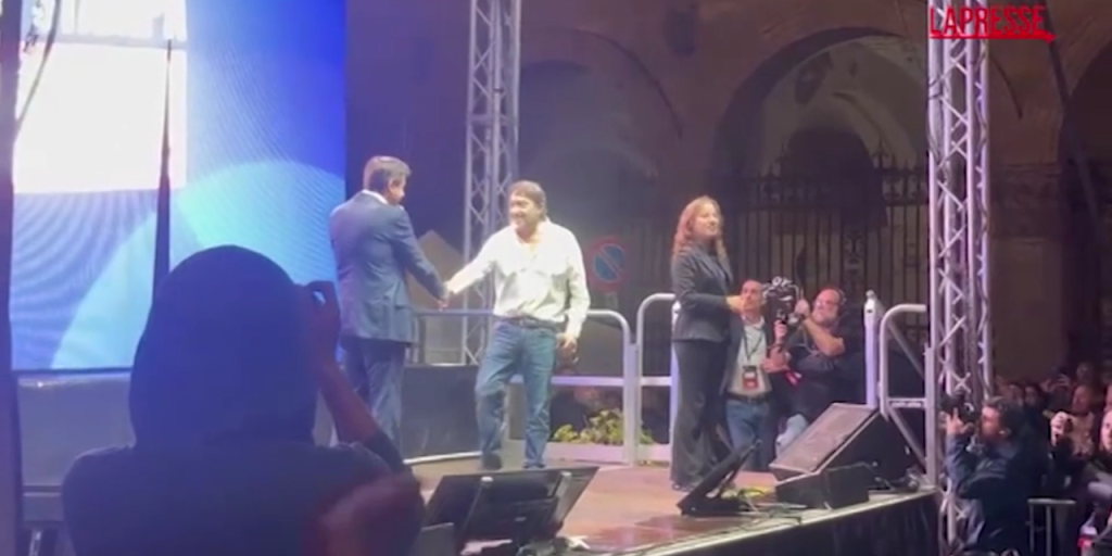 Sigfrido Ranucci Riceve Ovatione a Roma in Manifestazione per la Libertà di Stampa Dopo Attentato