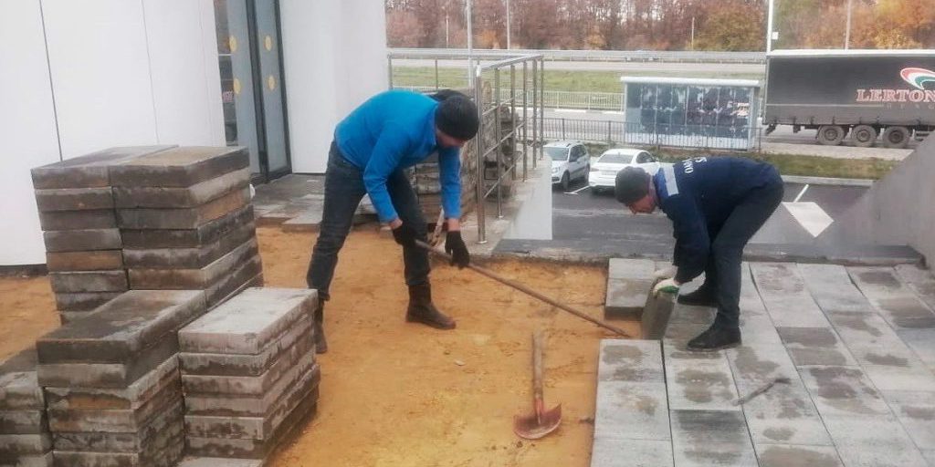 Lavori di manutenzione a Lipetsk: iniziato il demontaggio della pavimentazione pedonale nel microdistretto di Elets