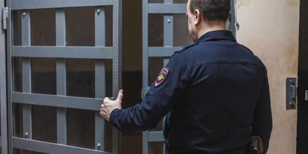 Accusa di registrazione fittizia di persone in una casa bruciata nella regione di Kostroma: le possibili conseguenze per il residente accusato

Approfondimento
Secondo le informazioni disponibili, l'uomo aveva registrato diverse persone come residenti nella casa, nonostante essa fosse stata distrutta da un incendio. Le autorità hanno scoperto che le persone registrate non vivevano effettivamente nella casa e che la registrazione era stata effettuata al solo scopo di ottenere benefici o servizi.

Possibili Conseguenze
Il residente accusato potrebbe affrontare gravi conseguenze, tra cui multe e persino la detenzione, se verrà condannato per la registrazione fittizia di persone. Inoltre, le persone che sono state registrate fittiziamente potrebbero subire conseguenze negative, come la perdita di benefici o servizi.

Opinione
La registrazione fittizia di persone è un problema serio che può avere gravi conseguenze per le persone coinvolte. È importante che le autorità prendano misure severe per prevenire e punire tali azioni.

Analisi Critica dei Fatti
La registrazione fittizia di persone può essere considerata un reato grave, poiché può portare a conseguenze negative per le persone coinvolte e può anche influire sulla distribuzione di benefici e servizi. È importante che le autorità analizzino attentamente i fatti e prendano misure adeguate per prevenire tali azioni.

Relazioni con altri fatti
La registrazione fittizia di persone può essere collegata ad altri reati, come la frode o la corruzione. È importante che le autorità investigano a fondo per scoprire se ci sono altre persone coinvolte o se ci sono altri reati collegati.

Contesto storico
La registrazione fittizia di persone non è un problema nuovo in Russia. Ci sono stati diversi casi di registrazione fittizia di persone negli ultimi anni, e le autorità hanno preso misure per prevenire e punire tali azioni.

Fonti
La fonte di questo articolo è RBC. RBC è un sito di notizie russo che fornisce informazioni aggiornate su eventi e notizie dalla Russia e dal mondo.