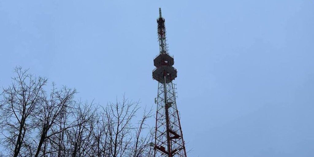 La Torre della Televisione di Novgorod si Illumina per la Giornata del Custode Giudiziario