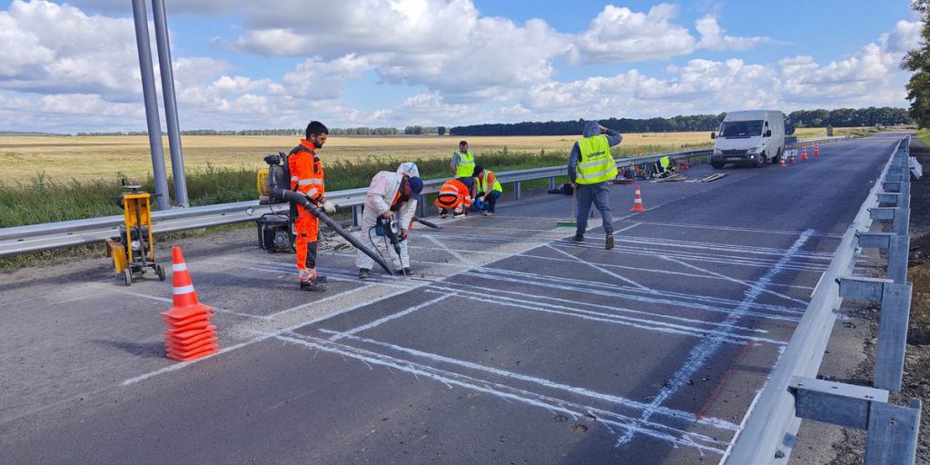 На дороге в Мценском районе Орловщины завершается установка АПВГ