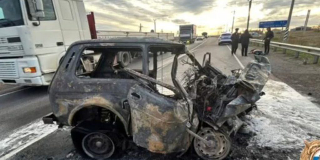 В Ростовской области в страшной аварии с грузовиком погиб водитель легковушки