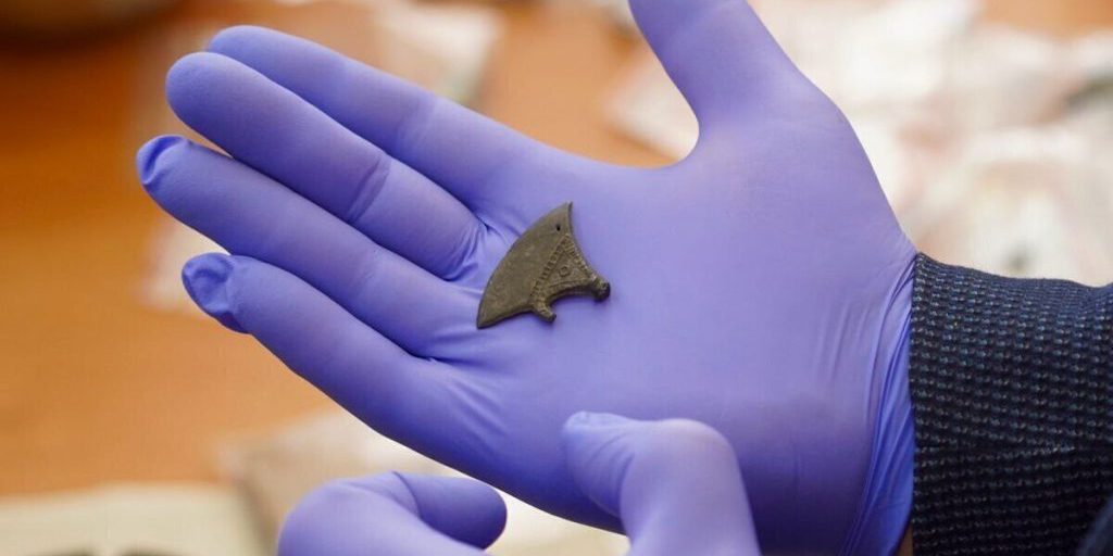 Scoperta archeologica a Novgorod: antichi giocattoli per bambini gettano luce sulla vita quotidiana nel Medioevo