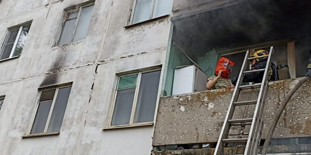 В поселке Никольское на пожаре спасены четверо детей и 14 взрослых