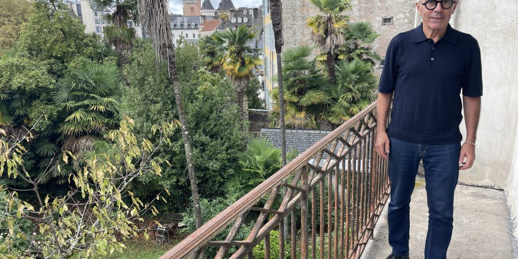 "François Bayrou potrebbe candidarsi alle elezioni locali a Pau: attesa e interesse per il ritorno del politico di spicco francese"