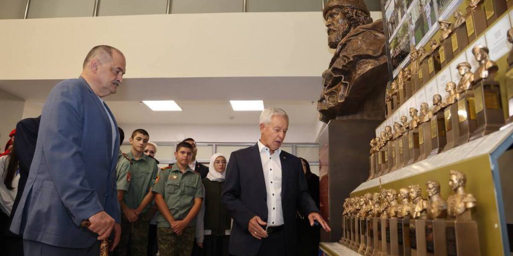 Меликов открыл в Махачкале выставку «Защитники Отечества на протяжении веков»