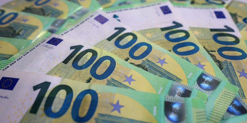 Il tasso ufficiale dell'euro raggiunge i 98 rubli: quali conseguenze sull'economia russa?