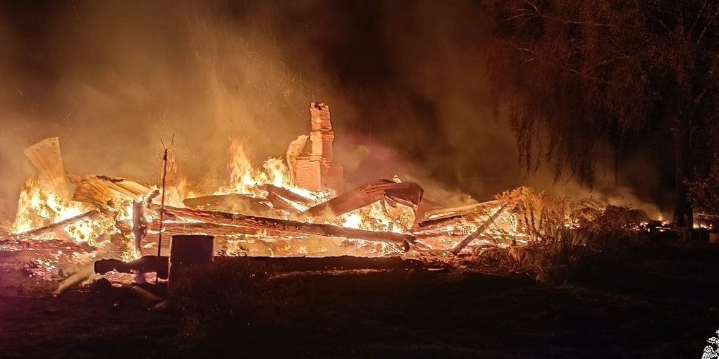 Incendio devastante a Costroma: un'abitazione distrutta e la comunità in lutto