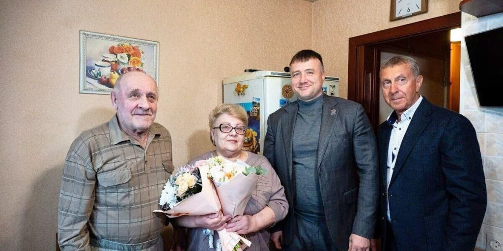 Глава Серпухова поздравил с золотой свадьбой родителей участника СВО