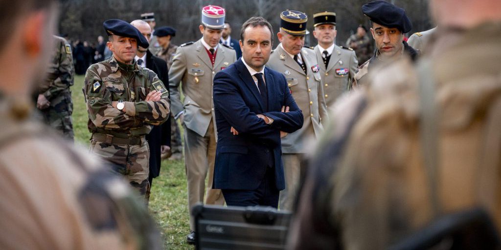 Au ministère des Armées, les militaires saluent le bilan de Sébastien Lecornu