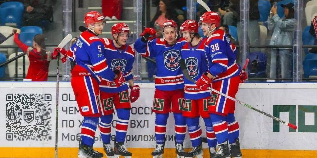 La Squadra di Hockey su Ghiaccio Akm di Tula Conquista la Quarta Vittoria Consecutiva nel Campionato di Lega VHL