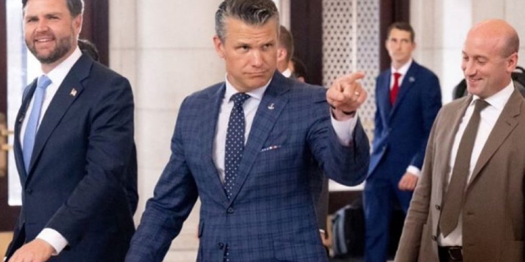 US defense secretary warns Russia of consequences if it fails to end war