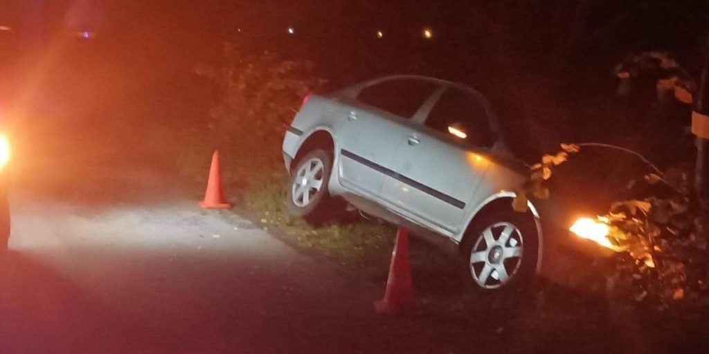 Incidente stradale nella regione di Kaliningrad: un conducente finisce in un fossato a Gurievskij