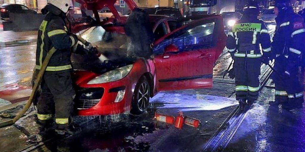 В Туле на улице Октябрьская спасатели потушили машину