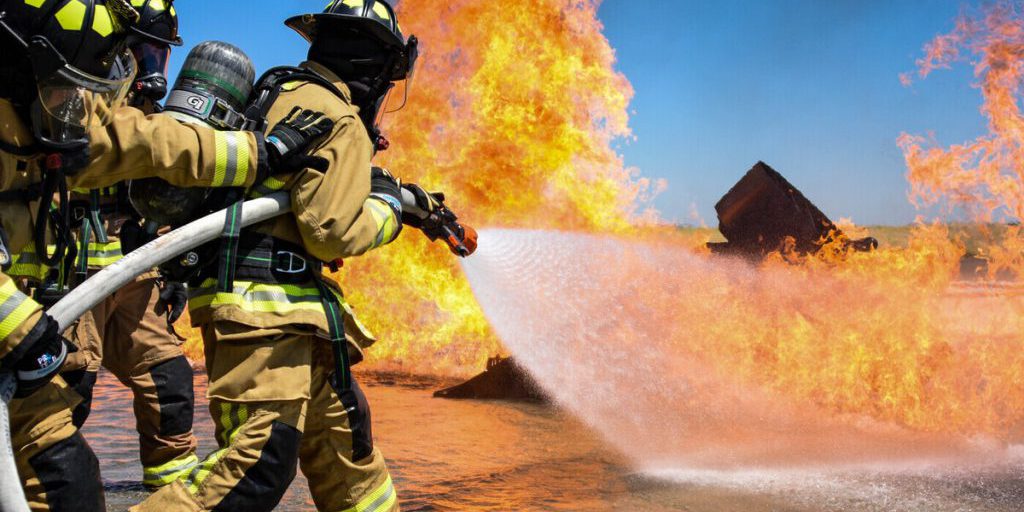 Крупный пожар вспыхнул на химическом заводе в США