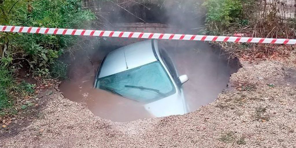 В Липецке автомобиль ушел под землю
