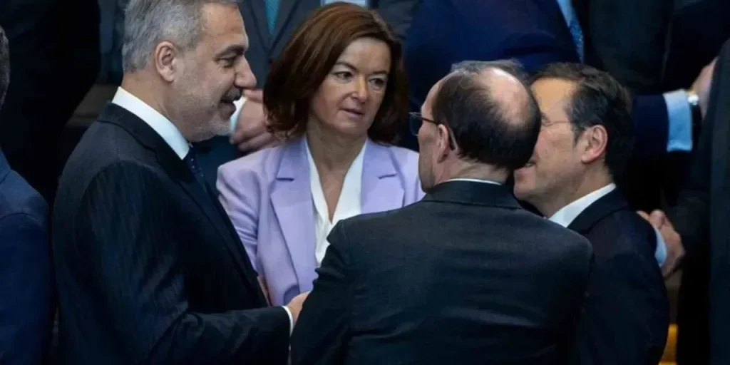 Fidan svela le critiche europee alla gestione greca durante la NATO a Bruxelles