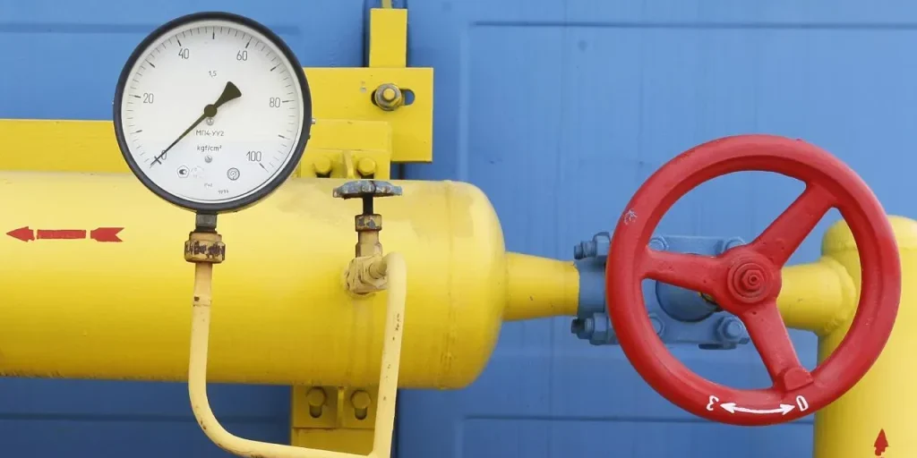 UE decide di interrompere le importazioni di gas naturale e LNG dalla Russia entro l'autunno 2027