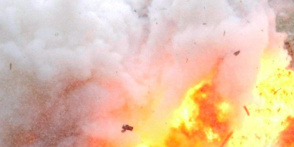 Минимум 10 человек погибли при взрыве на нефтяном танкере