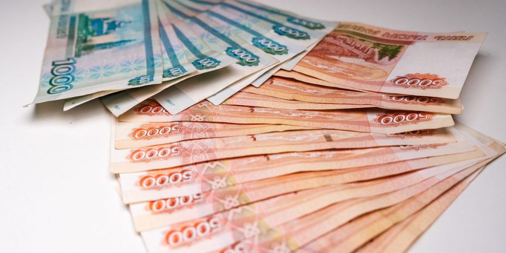 L'euro supera i 100 rubli per la prima volta da febbraio a causa della domanda stagionale e della tensione geopolitica