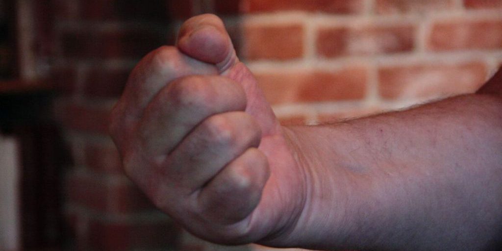 Adolescente di 17 anni accusato di aggressione a poliziotto: le possibili conseguenze e il contesto sociale