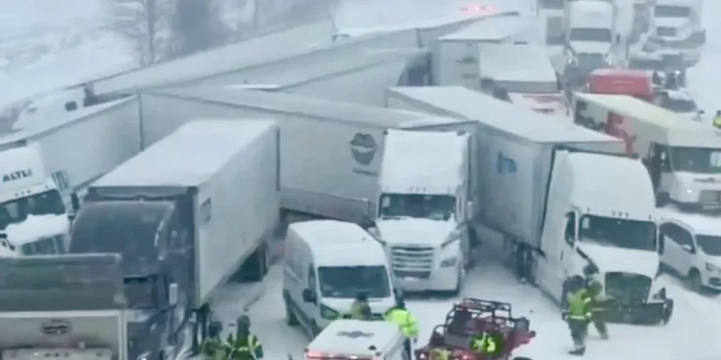 Nevicata in Michigan provoca catena di collisioni con oltre 100 veicoli