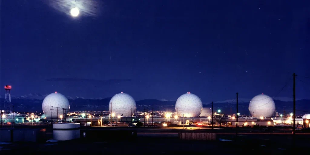 Allerta di sostanza esplosiva alla base Buckley delle Forze Aeree Spaziali: area chiusa e misure di sicurezza adottate