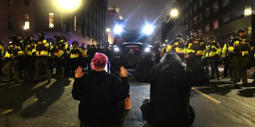 30 persone trattenute dopo le proteste per la morte di Renee Nicole Macklin Good