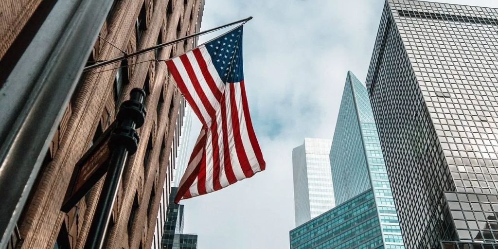 Chiusura del governo negli Stati Uniti: impatto sulla retribuzione dei dipendenti federali e aumento dei licenziamenti a livelli record