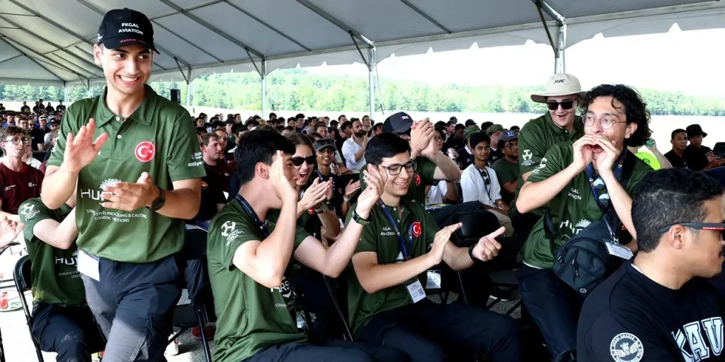 Studente turco ottiene il sesto posto nella prima gara internazionale di droni.