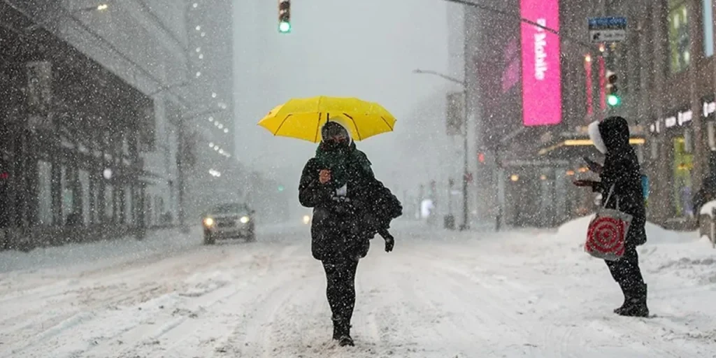 Tempesta di neve negli Stati Uniti: 30 morti, 554.000 senza elettricità e migliaia di voli cancellati