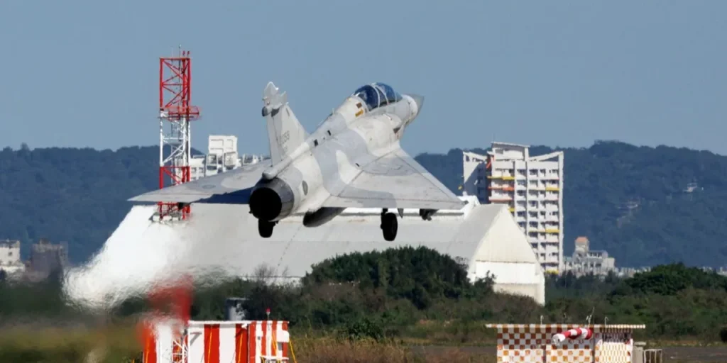 Esercitazioni militari della Cina vicino a Taiwan: blocco dei porti e fuoco reale e simulato