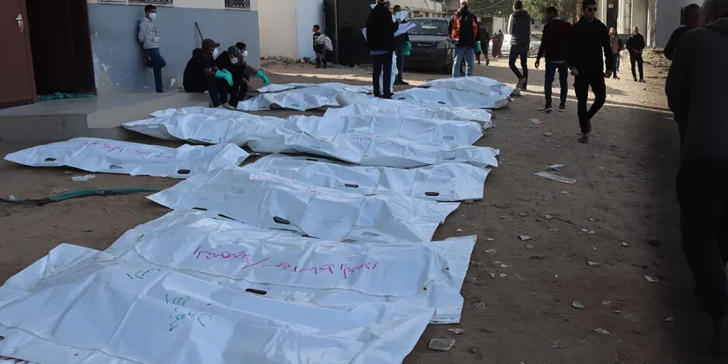 98 corpi eshumati al cortile dell'Ospedale Shifa, 55 ancora non identificati