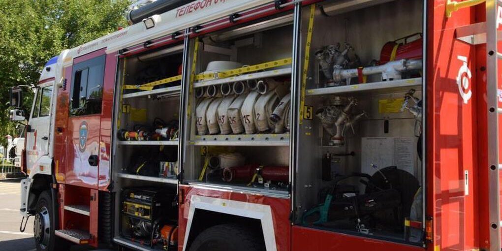 Incendio a Sochi: le fiamme divampano in una casa privata ad Adler, intervento dei vigili del fuoco e possibili conseguenze per la comunità locale