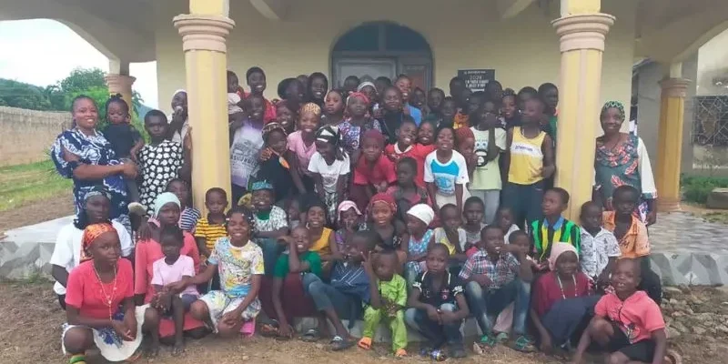 Bambini africani uniscono le loro voci nella preghiera del rosario per la pace e la stabilità nel continente