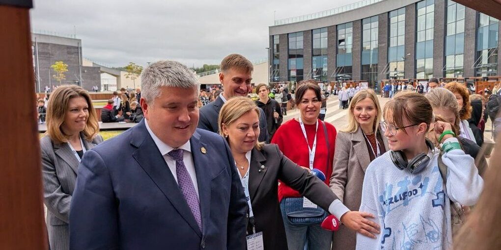 Дронов оценил разработки юных новгородцев на Чемпионате высоких технологий