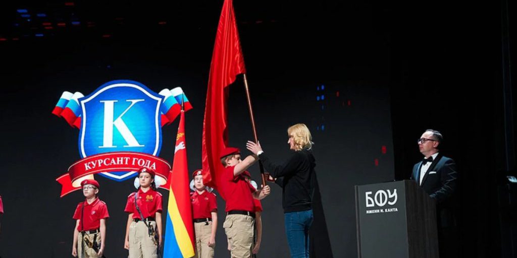Калининградцы передали представителям Мурманской области Знамя Победы