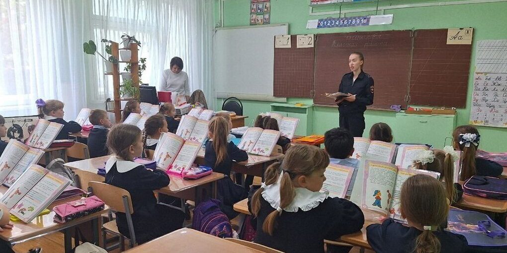 Сотрудники ГИБДД провели урок дорожной безопасности для каменских первоклассников