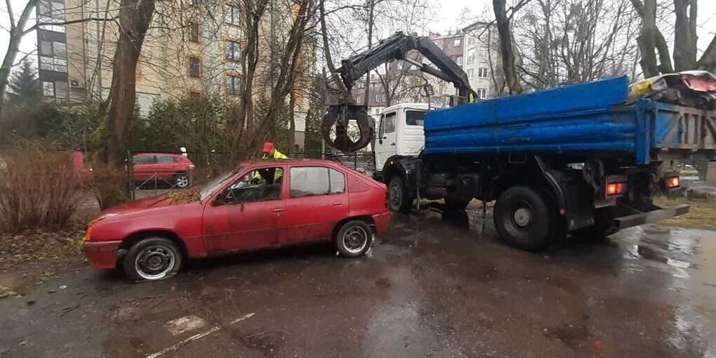 В Калининграде продолжили работу с брошенными машинами
