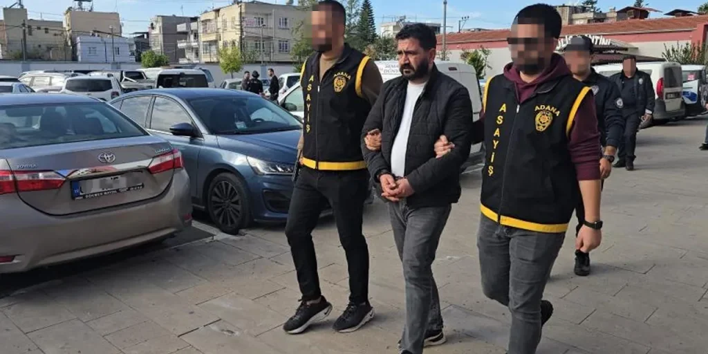 79enne arrestato in centro commerciale di Adana per 22 anni di reclusione per furto, minaccia e truffa