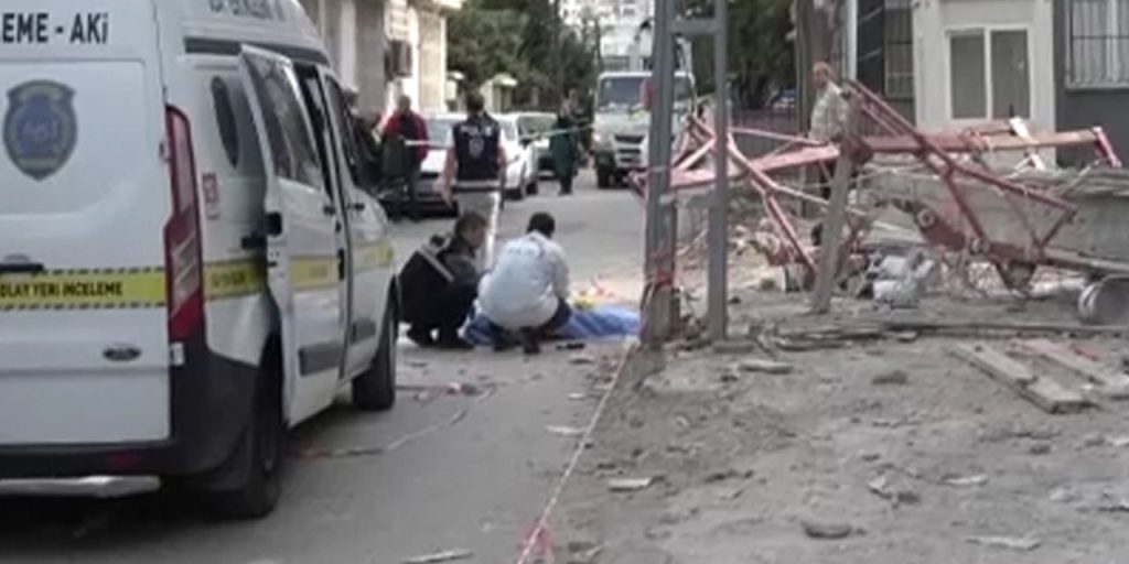 Incidente mortale a Adana: crolla un'impalcatura in metallo durante i lavori di costruzione di un edificio, un operaio ucciso e un altro ferito