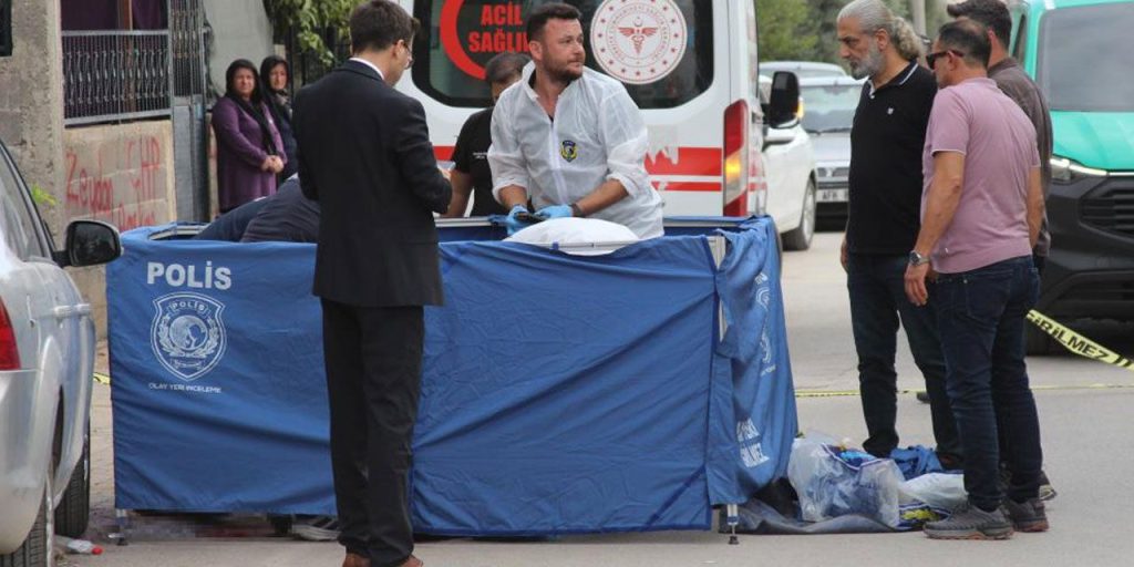 Uomo di 76 anni uccide un'altra persona con un fucile da caccia in un caffè ad Adana: le conseguenze di un tragico evento